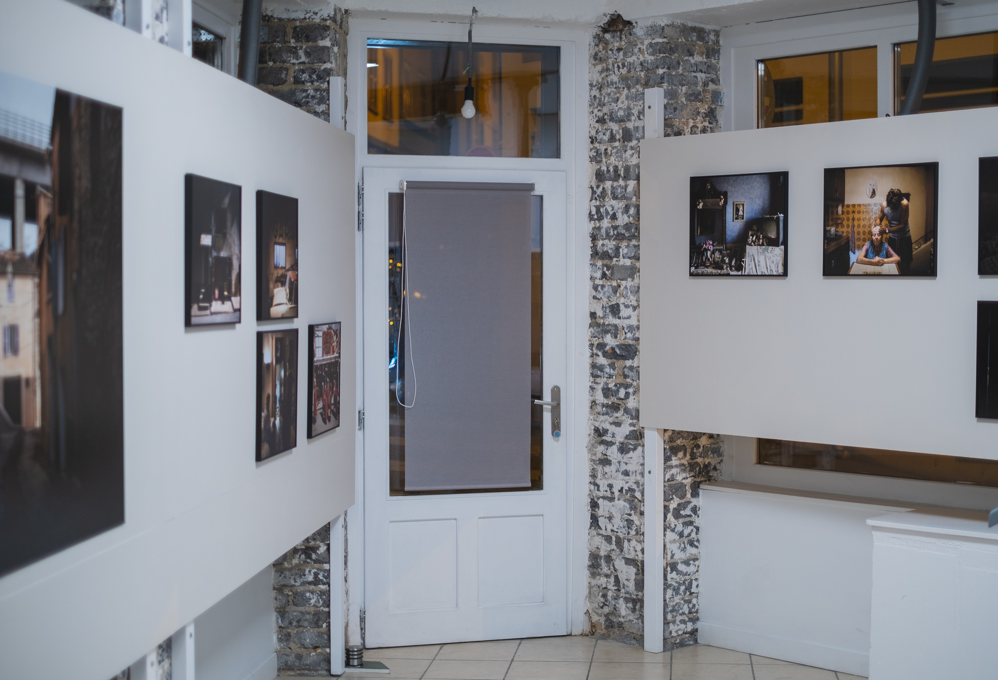 Vue de la salle d'exposition avec les tirages accrochés