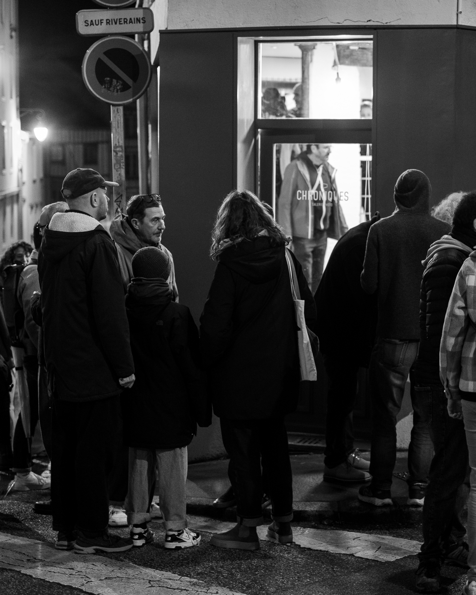Accrochage d'une exposition à la galerie