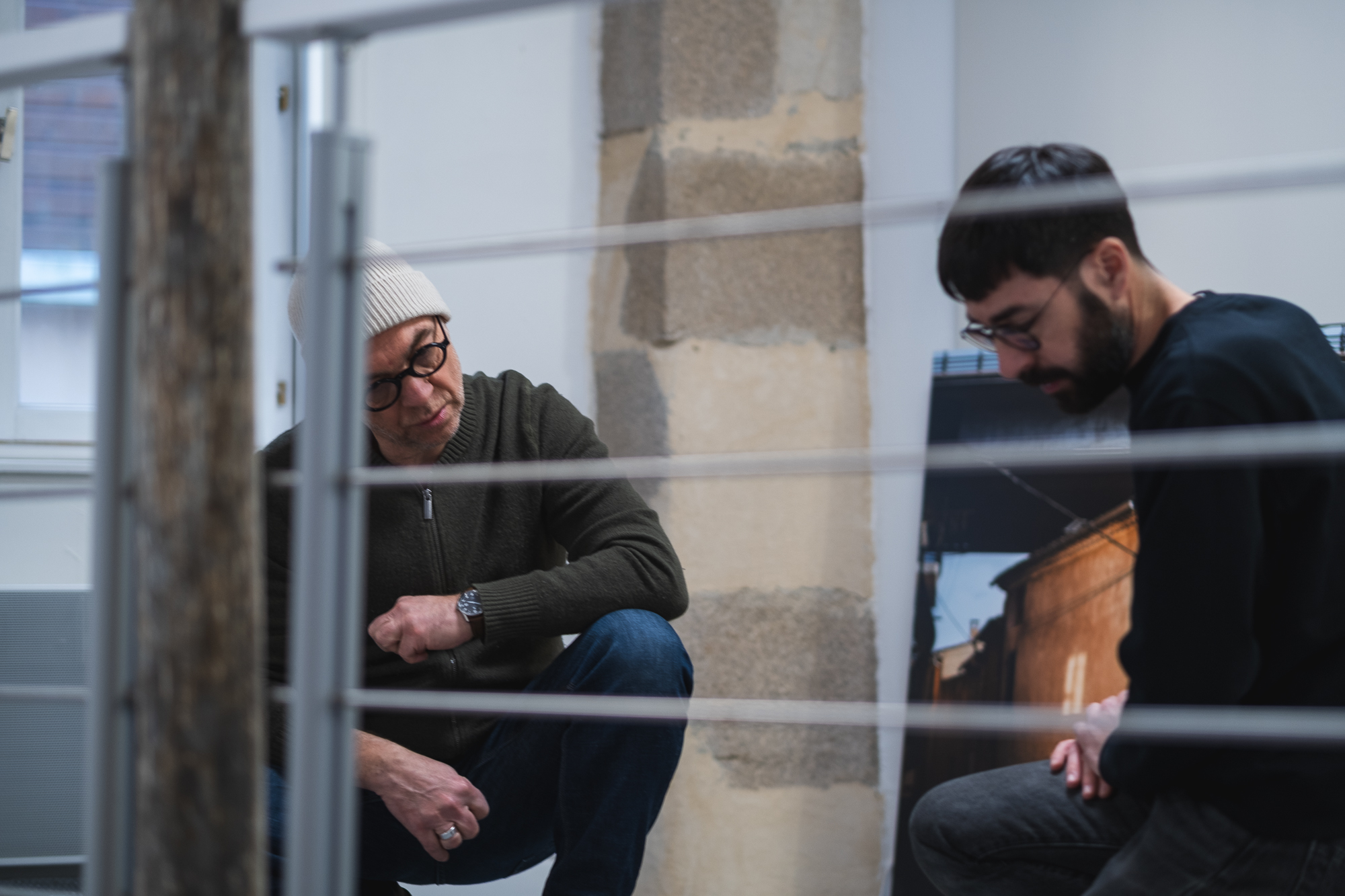 Le public devant la galerie un soir de vernissage