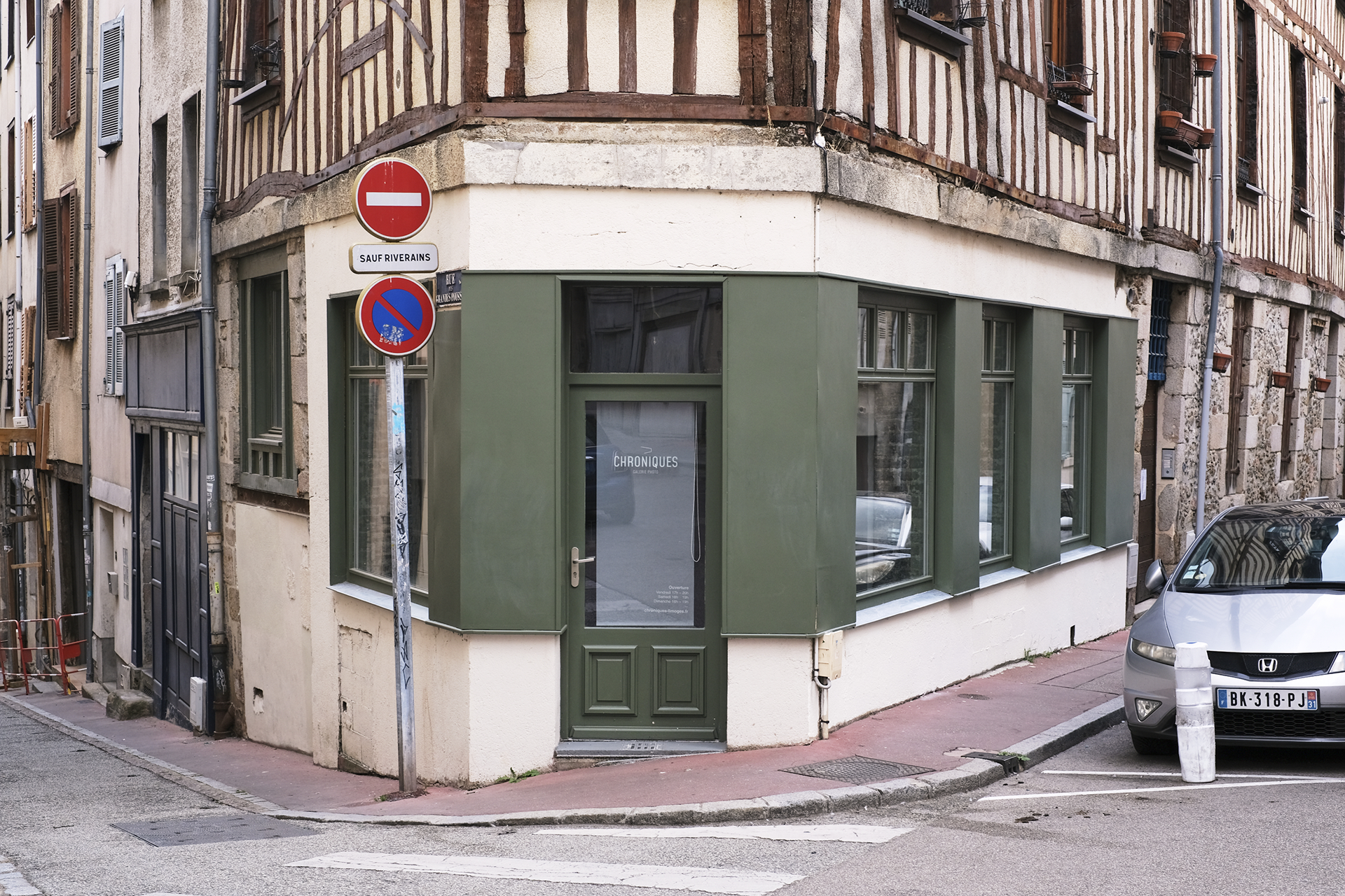 La façade de la galerie Chroniques, à l'angle de la rue
